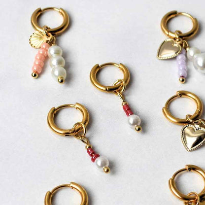 Oorringen Stainless Steel goud met zalmroze kralen hanger en schelpje - Idhuna Jewels