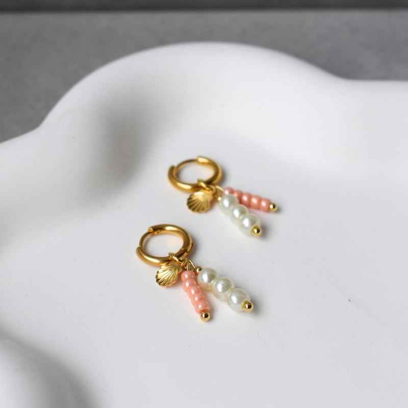 Oorringen Stainless Steel goud met zalmroze kralen hanger en schelpje - Idhuna Jewels