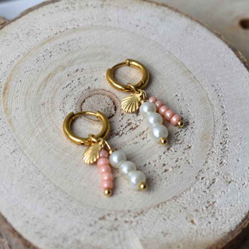 Oorringen Stainless Steel goud met zalmroze kralen hanger en schelpje - Idhuna Jewels
