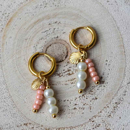Oorringen Stainless Steel goud met zalmroze kralen hanger en schelpje - Idhuna Jewels
