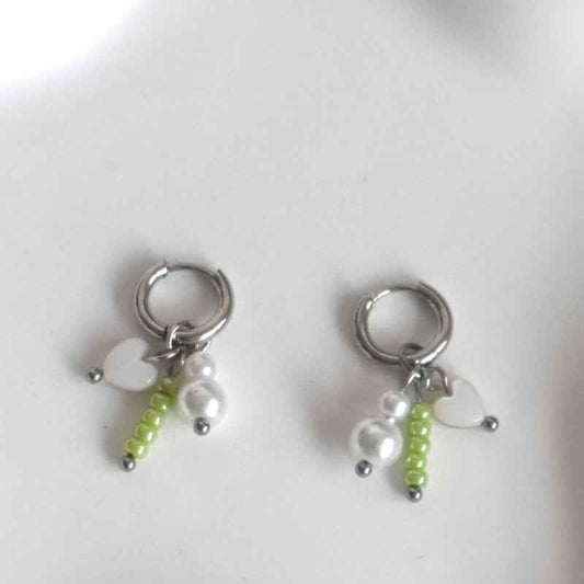 Oorringen bedels Staal Zilver parelmoer hartje en appelgroene kraaltjes - Idhuna Jewels
