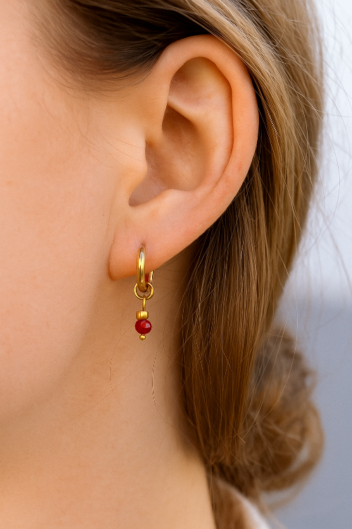 Oorringen met bedels rode facet hanger