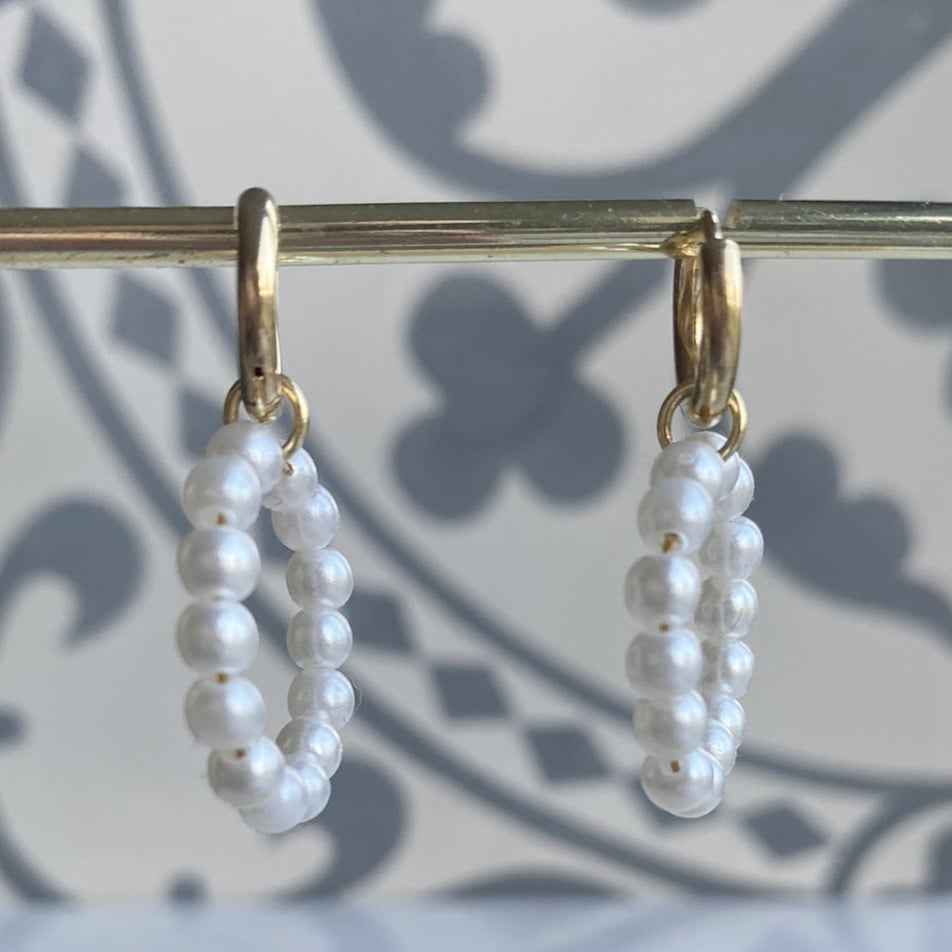 Oorringen met hangers Parel Look kralen - Idhuna Jewels