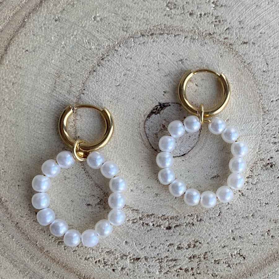 Oorringen met hangers Parel Look kralen - Idhuna Jewels