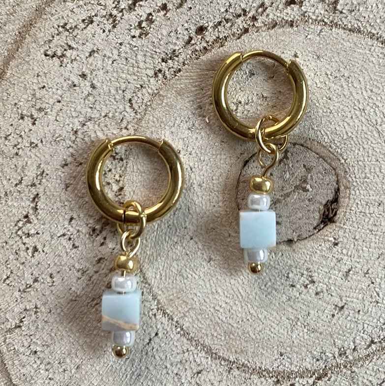 Oorringen staal goud Met lichtblauw natuursteentje Kubus - Idhuna Jewels