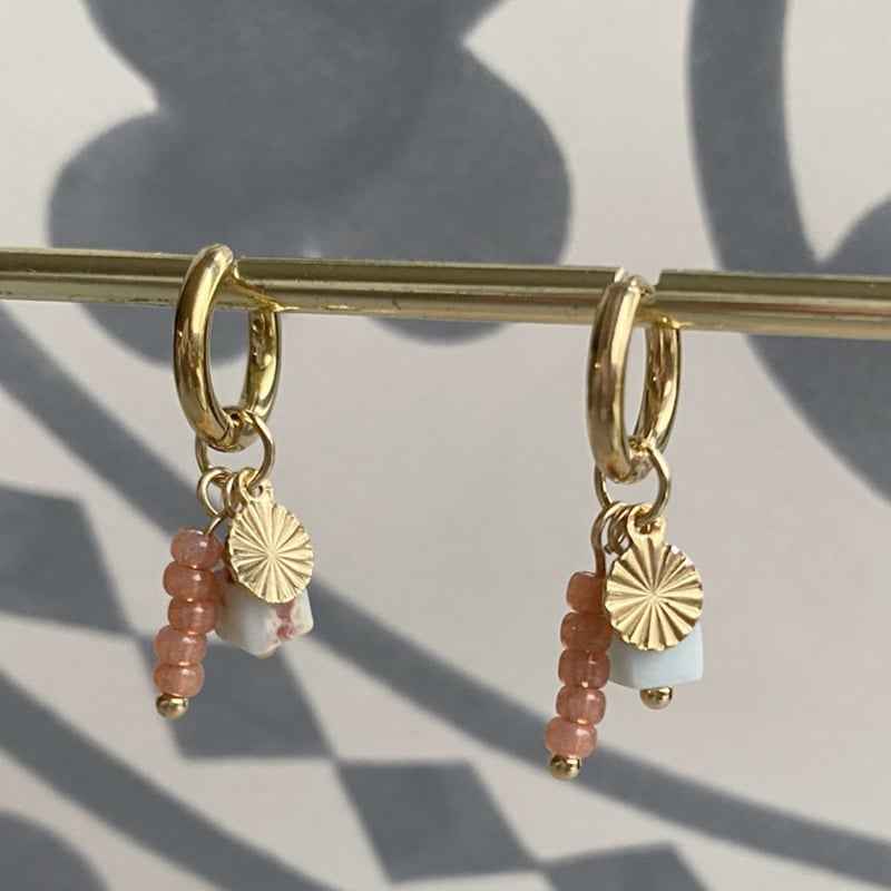 Oorringen staal goud terra kralen hanger en lichtblauw natuursteentje - Idhuna Jewels