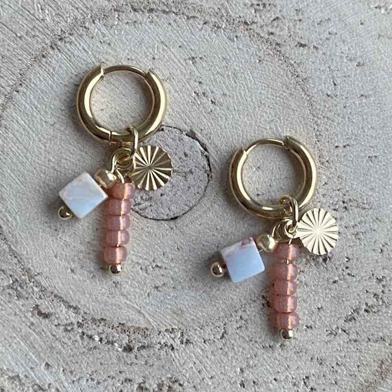 Oorringen staal goud terra kralen hanger en lichtblauw natuursteentje - Idhuna Jewels