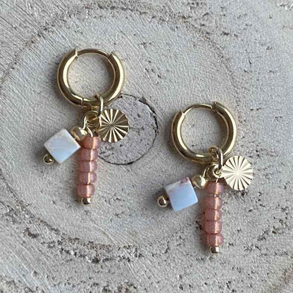 Oorringen staal goud terra kralen hanger en lichtblauw natuursteentje - Idhuna Jewels