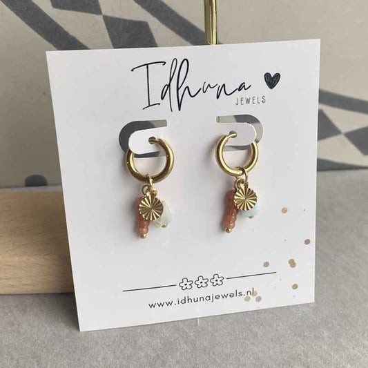 Oorringen staal goud terra kralen hanger en lichtblauw natuursteentje - Idhuna Jewels