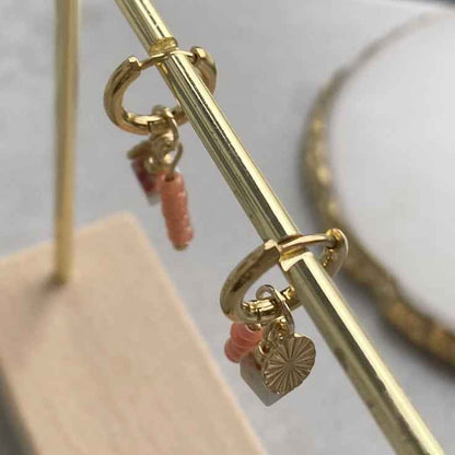 Oorringen staal goud terra kralen hanger en lichtblauw natuursteentje - Idhuna Jewels