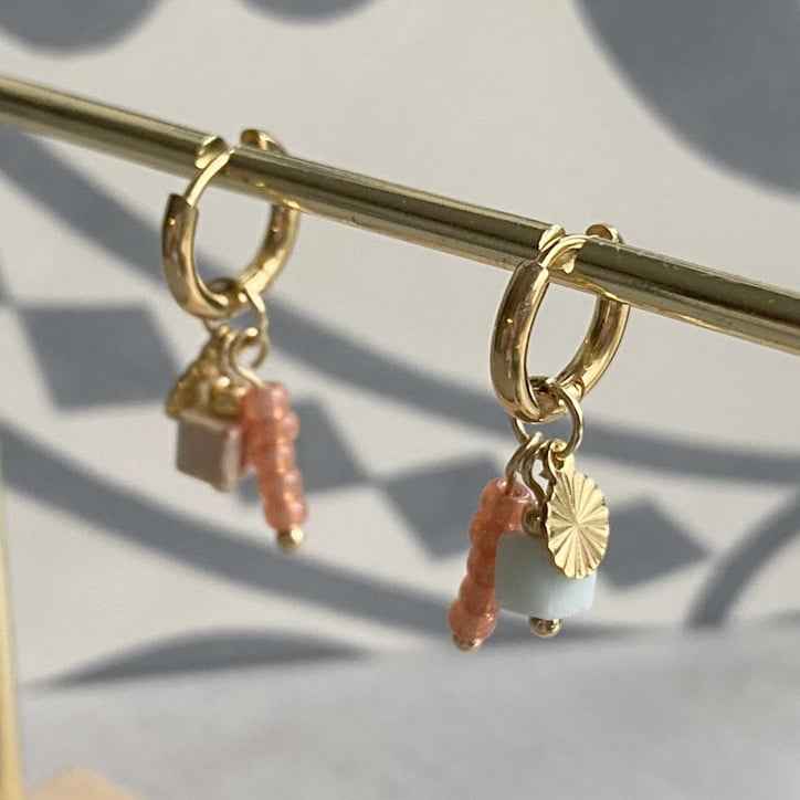 Oorringen staal goud terra kralen hanger en lichtblauw natuursteentje - Idhuna Jewels
