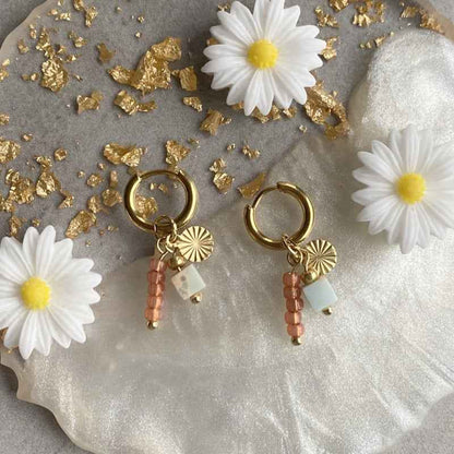 Oorringen staal goud terra kralen hanger en lichtblauw natuursteentje - Idhuna Jewels