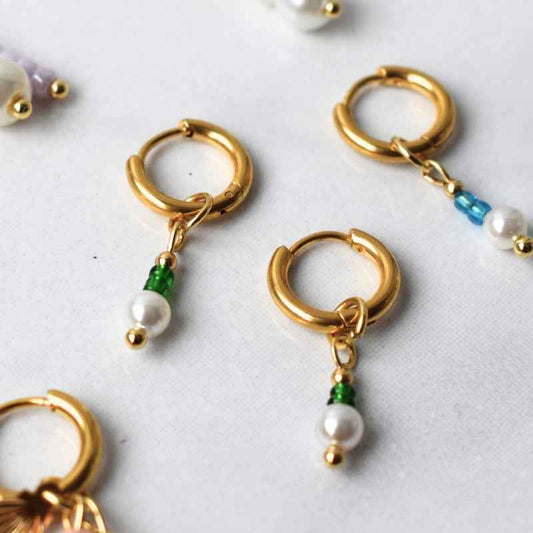 Oorringetjes stainless steel goud met groene Miyuki kralen hanger glas parel - Idhuna Jewels