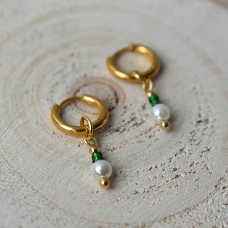 Oorringetjes stainless steel goud met groene Miyuki kralen hanger glas parel - Idhuna Jewels