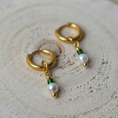 Oorringetjes stainless steel goud met groene Miyuki kralen hanger glas parel - Idhuna Jewels