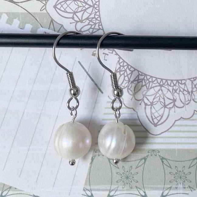 Parel oorbellen hangers staal zilver - Idhuna Jewels