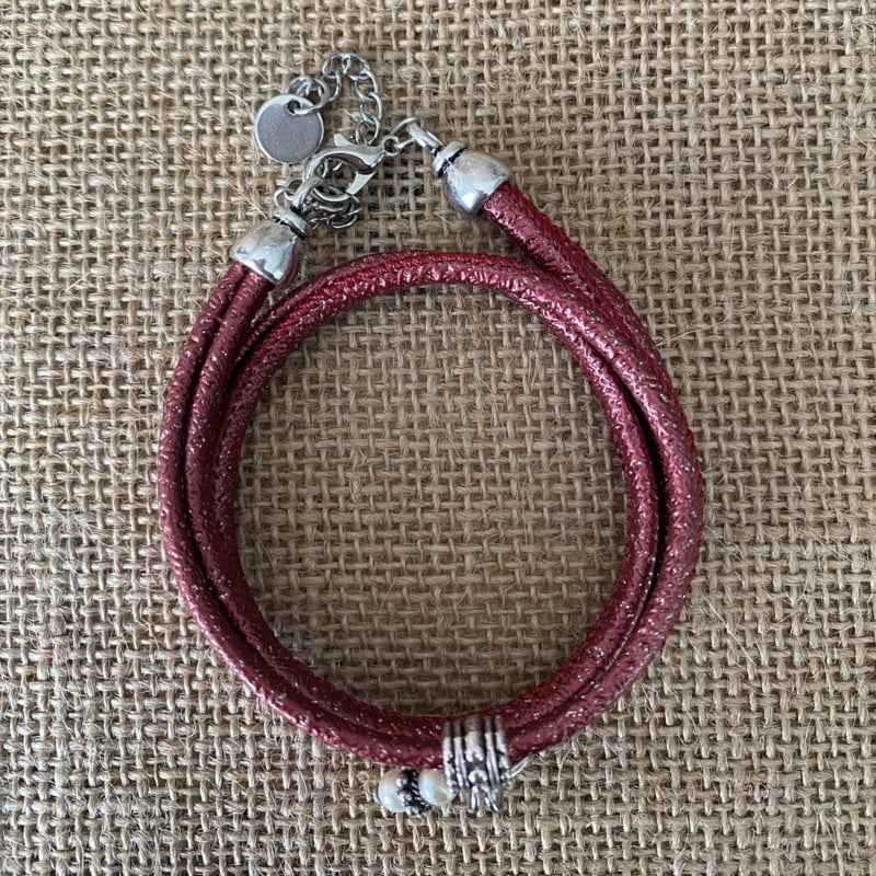 Rode wikkelarmband met Bali look bedels - Idhuna Jewels