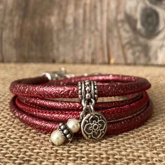 Rode wikkelarmband met Bali look bedels - Idhuna Jewels