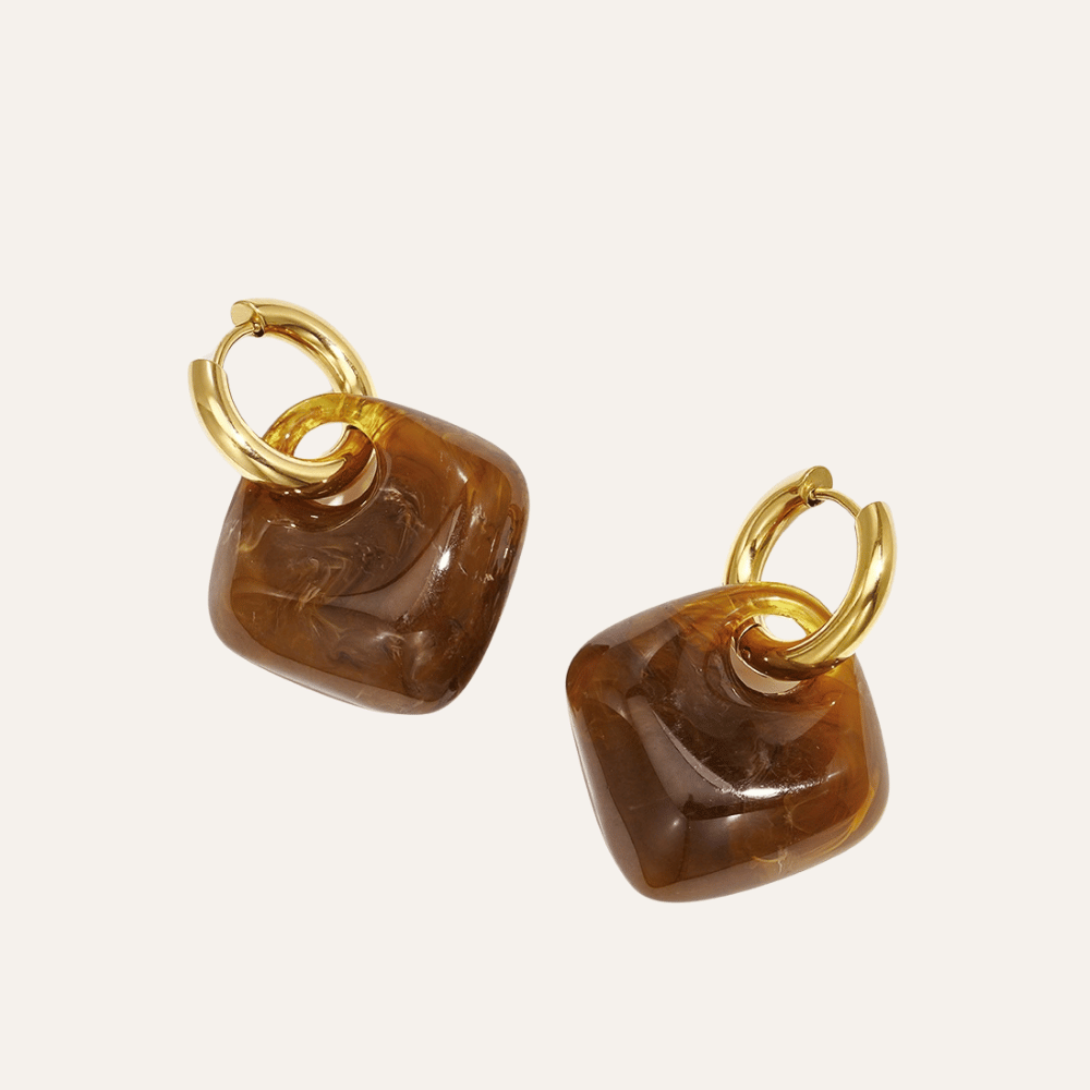 Hangende bruine oorbellen met resin hanger – Mara