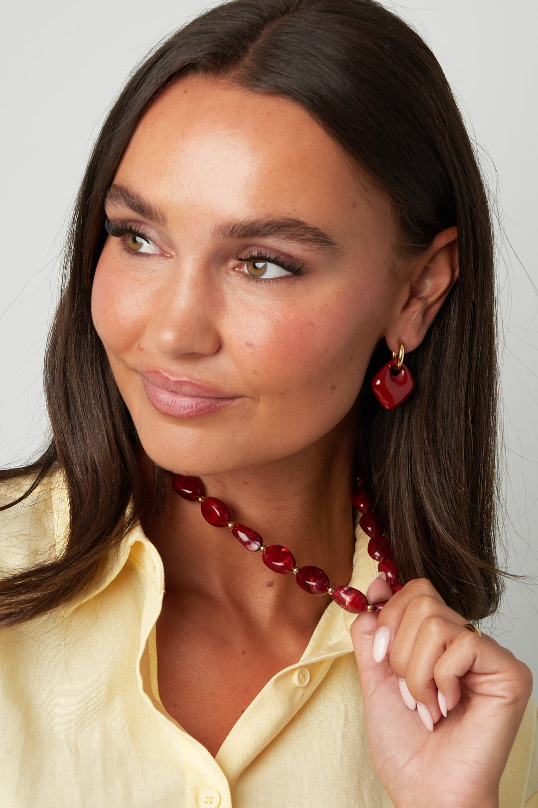 Hangende bruine oorbellen met resin hanger – Mara