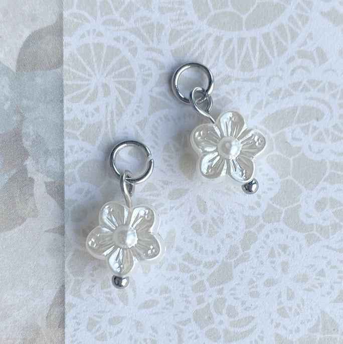 Rvs Bedels zilver voor Oorbellen met Parelmoer bloemetjes - Idhuna Jewels