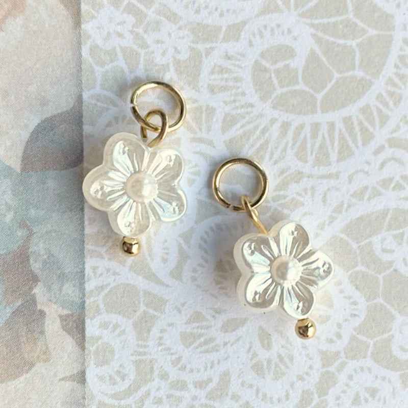 Rvs Goud Bloemetjes bedels parelmoer voor Oorbellen - Idhuna Jewels