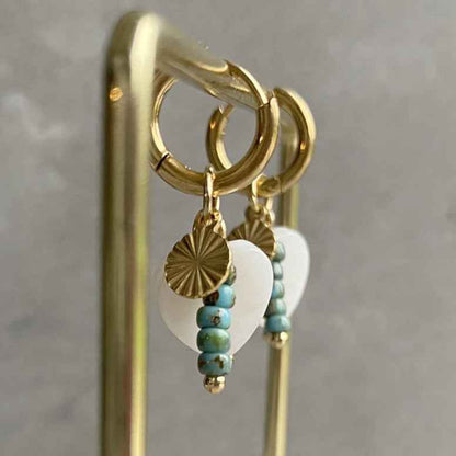 Rvs Oorringen goud parelmoer hartje met kralen hangertjes turquoise - Idhuna Jewels