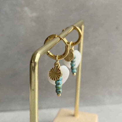 Rvs Oorringen goud parelmoer hartje met kralen hangertjes turquoise - Idhuna Jewels
