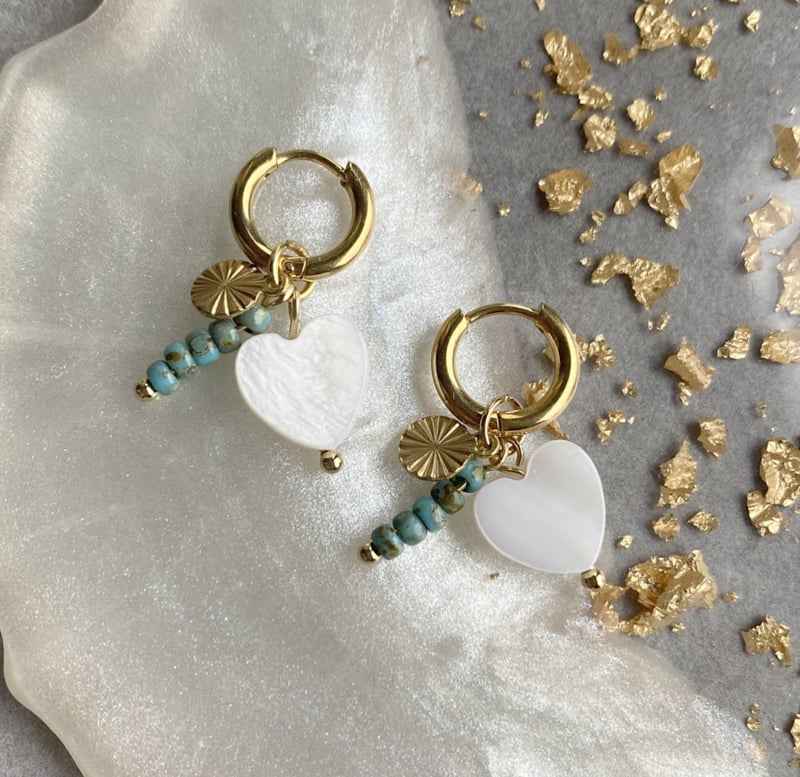 Rvs Oorringen goud parelmoer hartje met kralen hangertjes turquoise - Idhuna Jewels