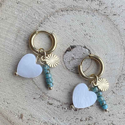 Rvs Oorringen goud parelmoer hartje met kralen hangertjes turquoise - Idhuna Jewels