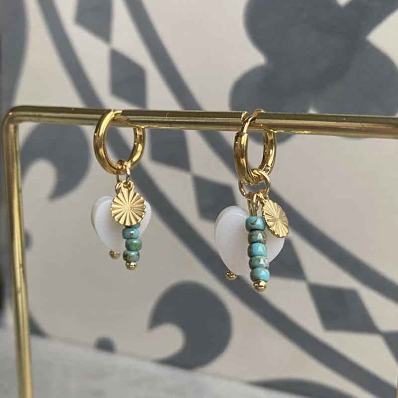 Rvs Oorringen goud parelmoer hartje met kralen hangertjes turquoise - Idhuna Jewels