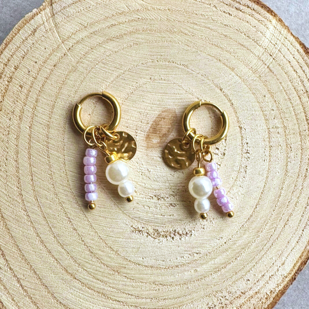 STALEN OORBELLEN GOUD MET LILA KRALEN MYRLE