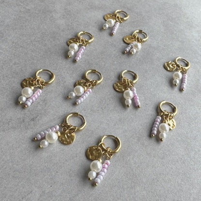 STALEN OORBELLEN GOUD MET LILA KRALEN MYRLE