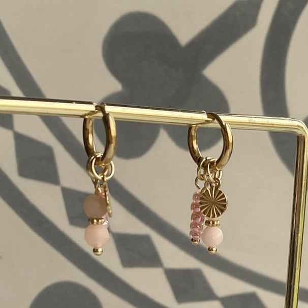 Stalen Oorringen goud met bedels Zalmroze kralen natuursteentjes - Idhuna Jewels