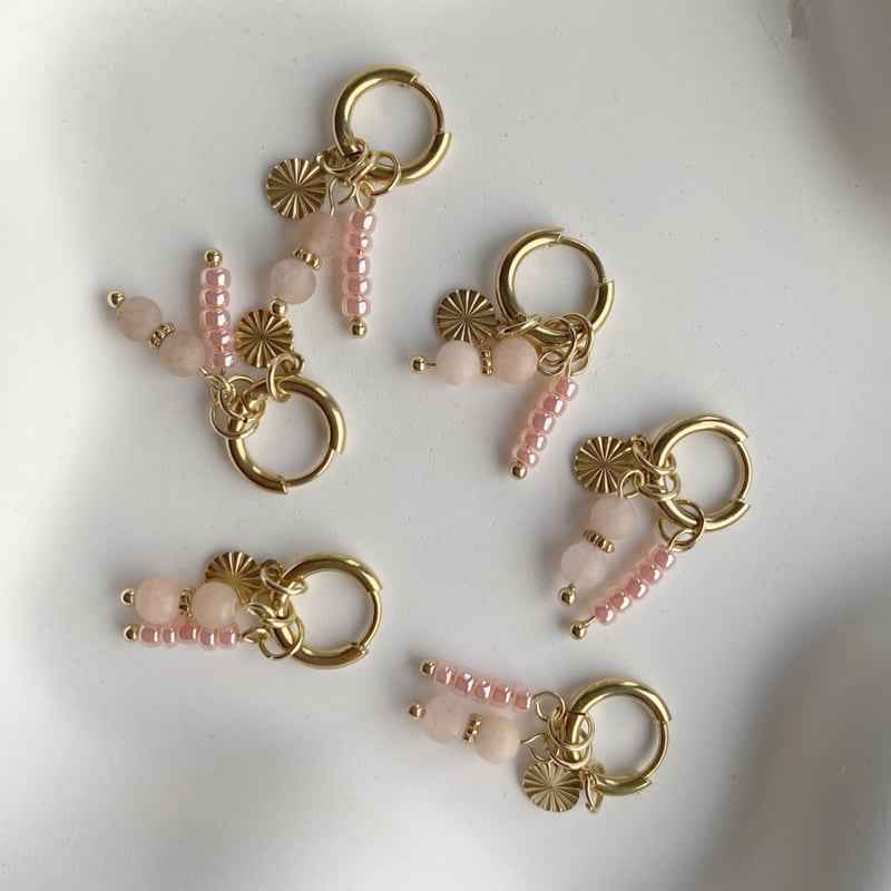 Stalen Oorringen goud met bedels Zalmroze kralen natuursteentjes - Idhuna Jewels