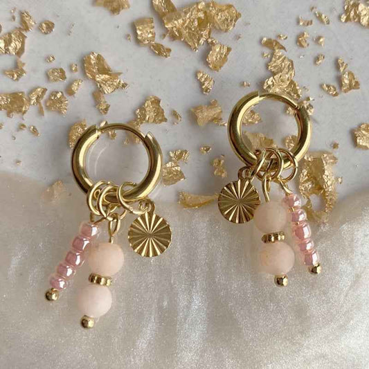 Stalen Oorringen goud met bedels Zalmroze kralen natuursteentjes - Idhuna Jewels