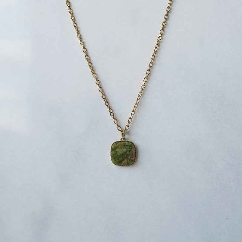 Stalen ketting met licht groene natuursteen hanger - Idhuna Jewels