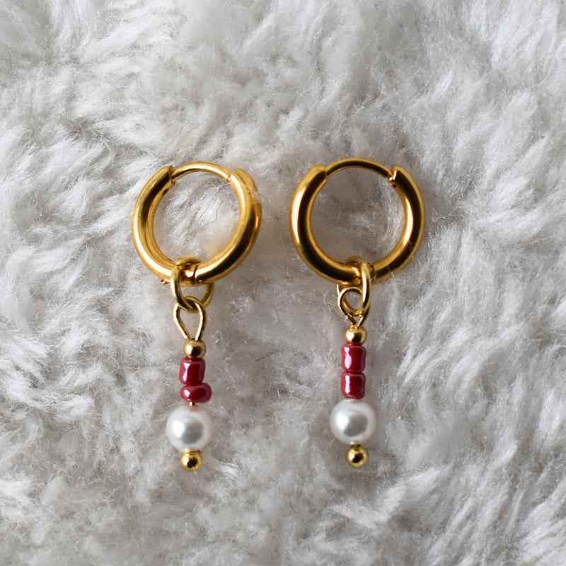 Stalen oorringen goudkleurig met bordeaux rode kralen hanger en parel looks - Idhuna Jewels