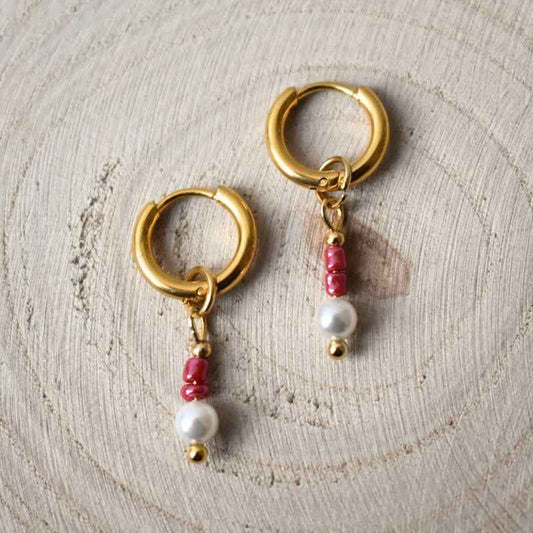 Stalen oorringen goudkleurig met bordeaux rode kralen hanger en parel looks - Idhuna Jewels