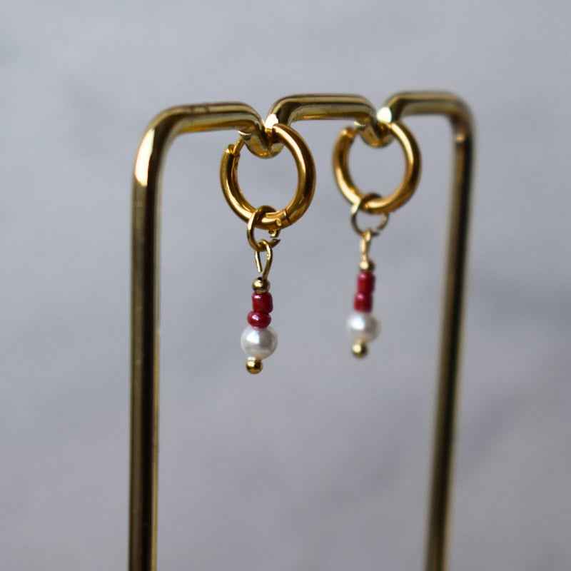 Stalen oorringen goudkleurig met bordeaux rode kralen hanger en parel looks - Idhuna Jewels
