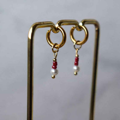 Stalen oorringen goudkleurig met bordeaux rode kralen hanger en parel looks - Idhuna Jewels