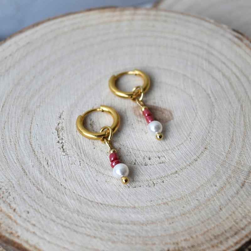 Stalen oorringen goudkleurig met bordeaux rode kralen hanger en parel looks - Idhuna Jewels