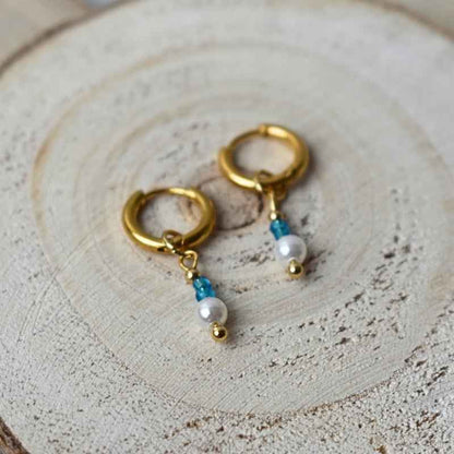 Stalen oorringen goudkleurig met turquoise kralen hanger en parel looks - Idhuna Jewels
