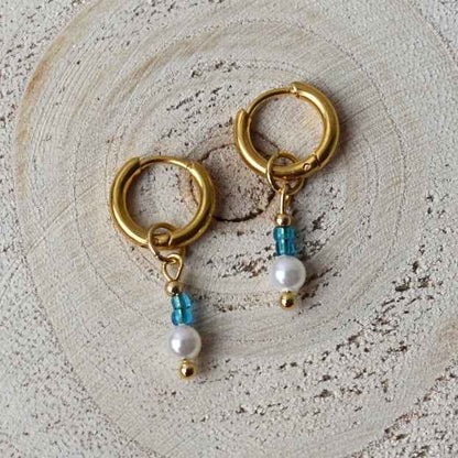 Stalen oorringen goudkleurig met turquoise kralen hanger en parel looks - Idhuna Jewels