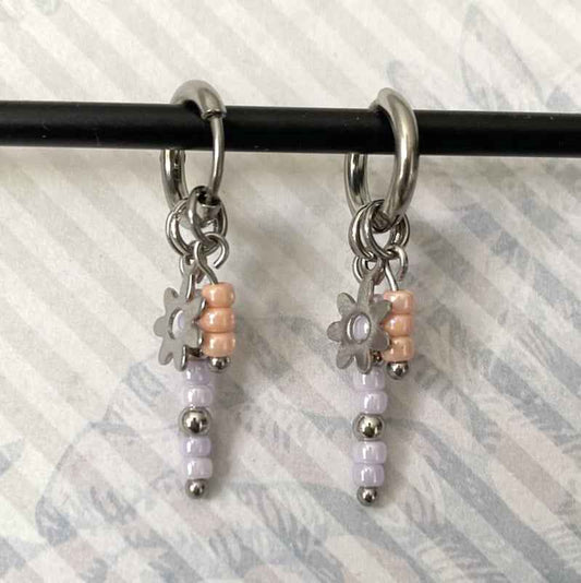 Stalen oorringen zilver met kralen hangers zalmroze en lila en bloemetjes bedel - Idhuna Jewels