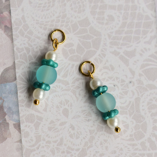 Turquoise oorbedels met parel look Pearl Bloom