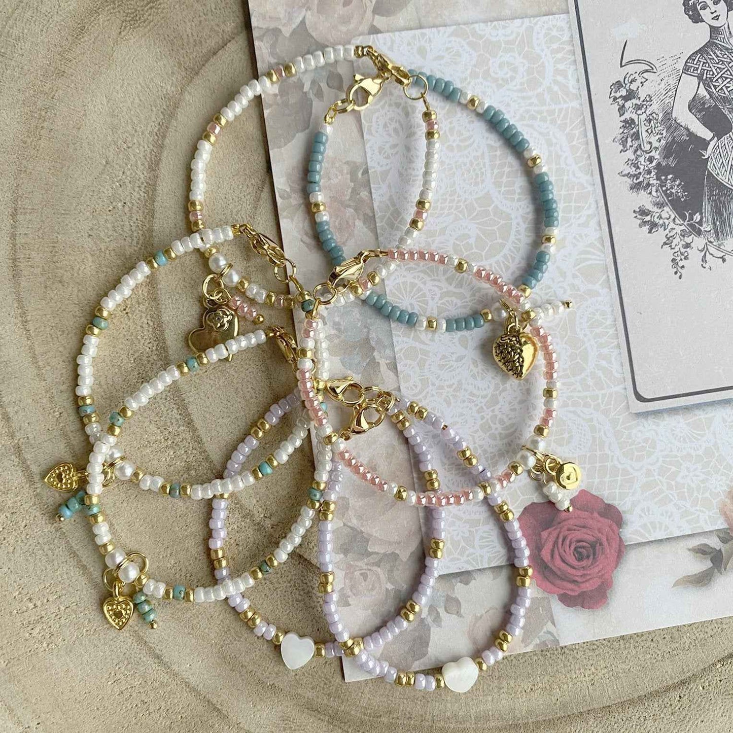 Witte Kralen Kinderarmband met hartjes bedeltje - Idhuna Jewels