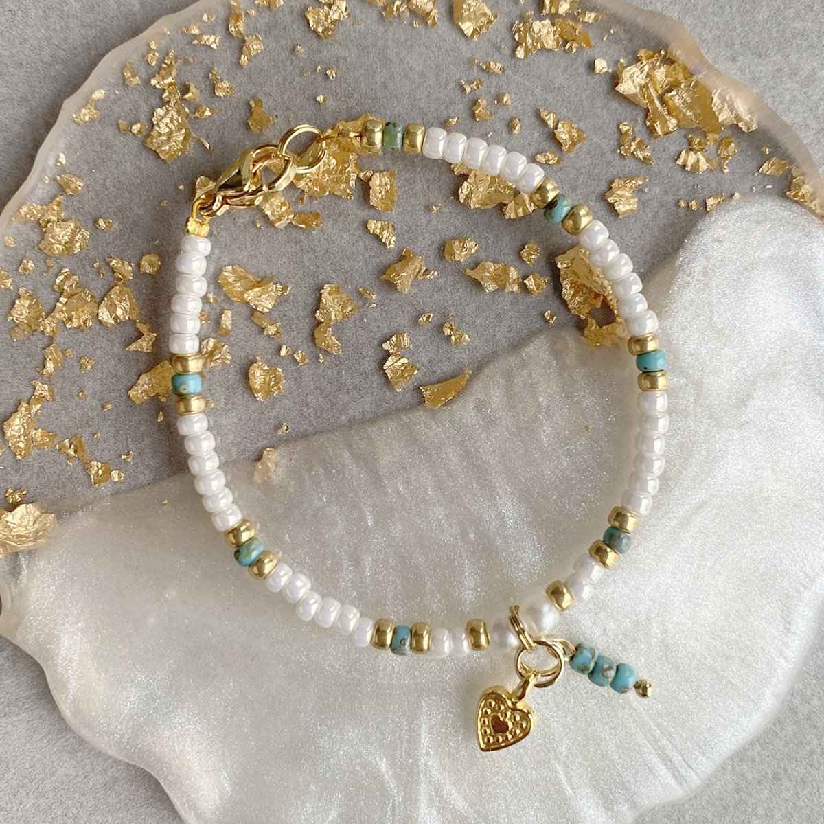 Witte Kralen Kinderarmband met hartjes bedeltje - Idhuna Jewels