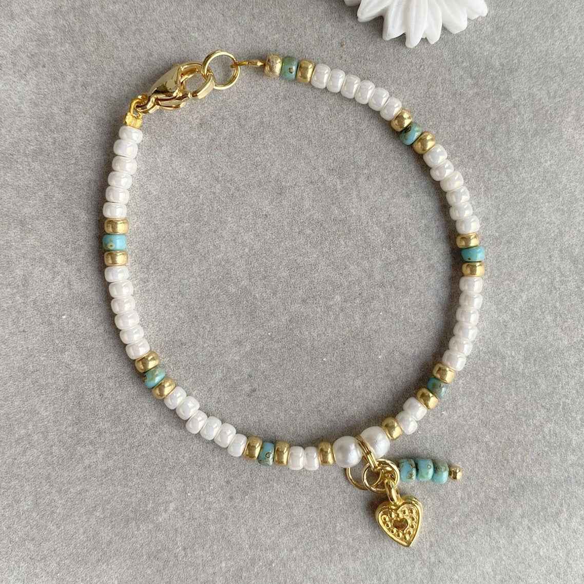 Witte Kralen Kinderarmband met hartjes bedeltje - Idhuna Jewels