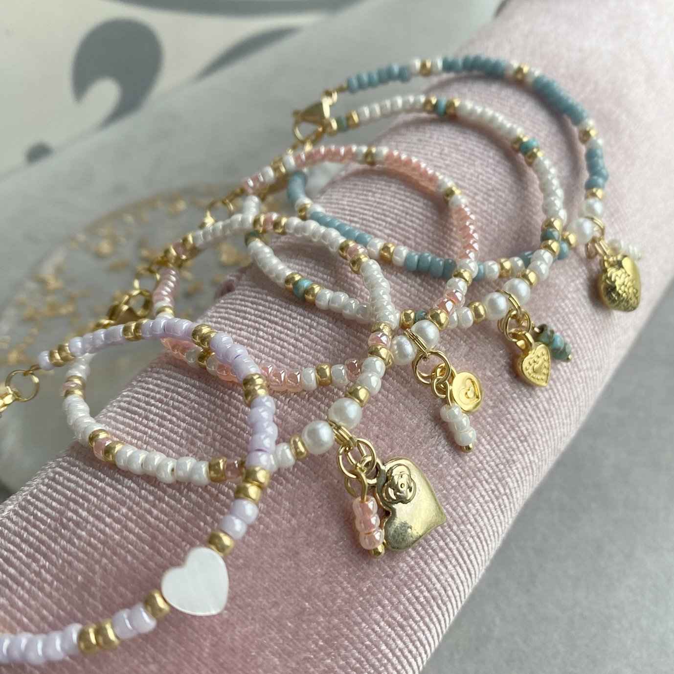 Witte Kralen Kinderarmband met hartjes bedeltje - Idhuna Jewels